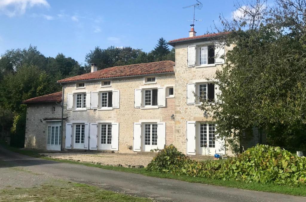 Nanteuil-en-Vallee Bed & Breakfast | Moulin sous la Vergne