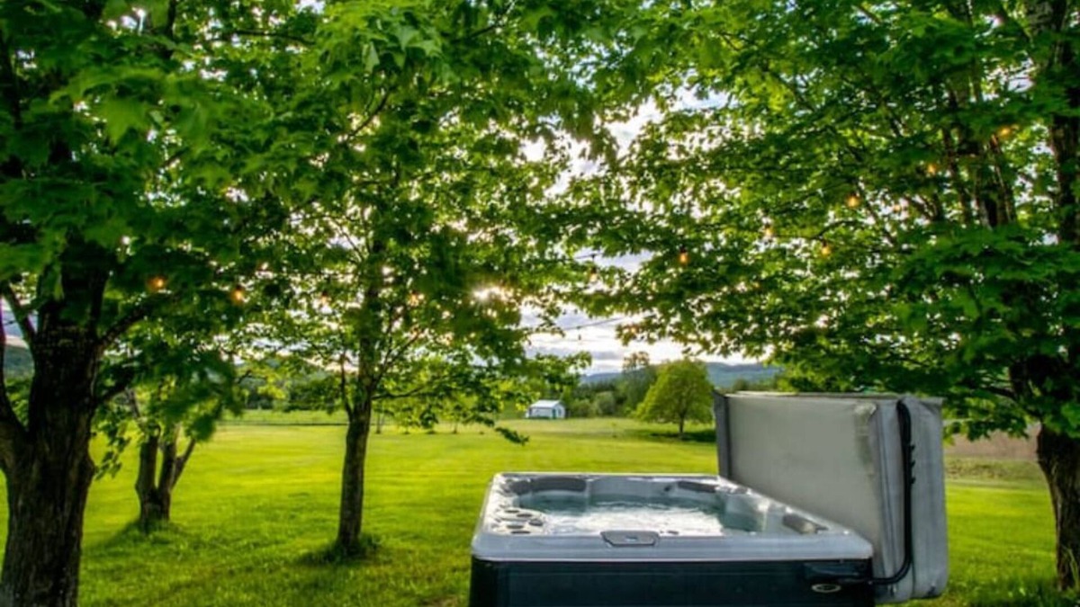 Saint-Leonard-de-Portneuf House | Mountain View, Hot Tub, Trail Access, Spa