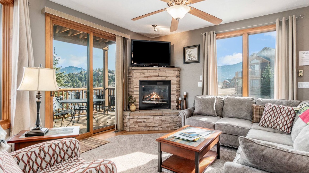 Estes Park Condo | Mount Cirrus 10B - 2 Br Condo with Private Hot Tub - Mountain Views