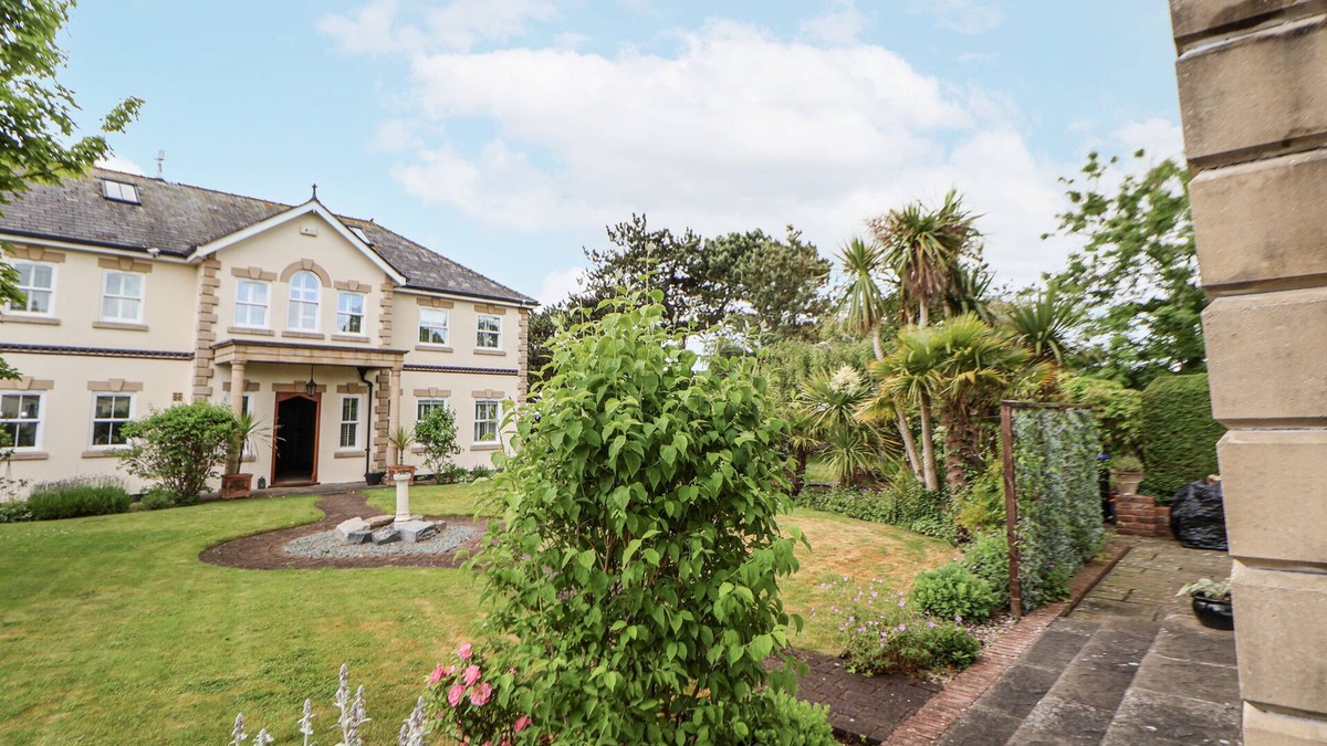 Meliden Cottage | MOUNT HOUSE, family friendly, character holiday cottage in Dyserth