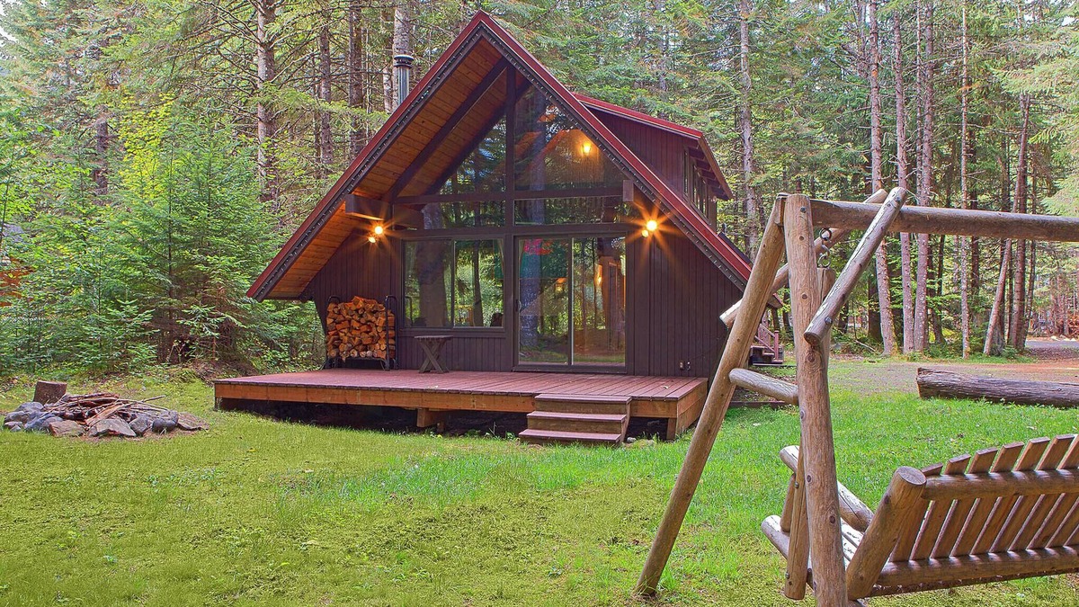 Enumclaw House | Mount Rainier. Skiing, Hiking. Local Festivals.