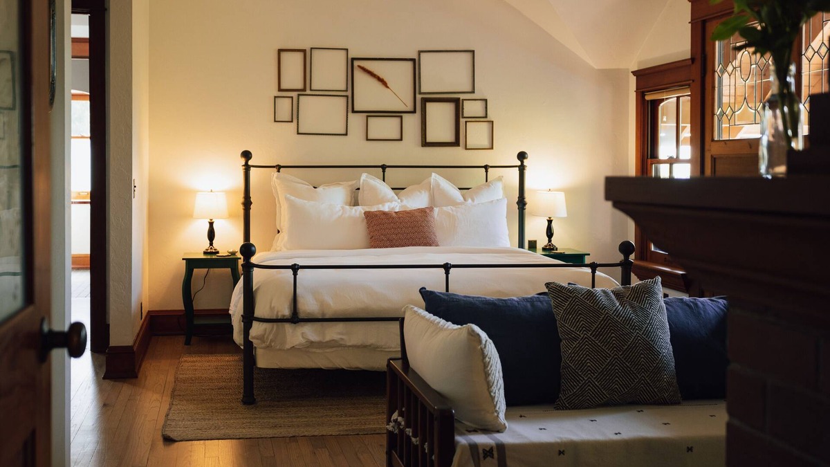 Harrisburg House | Mount Tom House: a storybook escape in Oregon's Willamette Valley - pet friendly