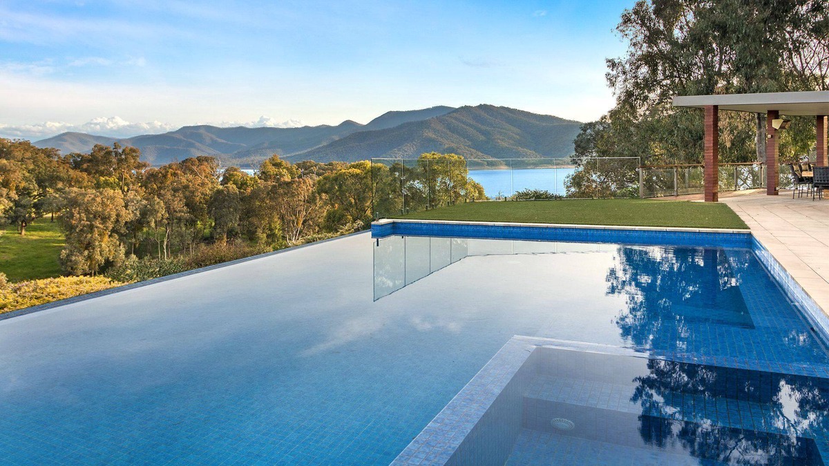 Mountain Bay House | Mountain Bay Retreat near Goughs Bay Sleeps 10