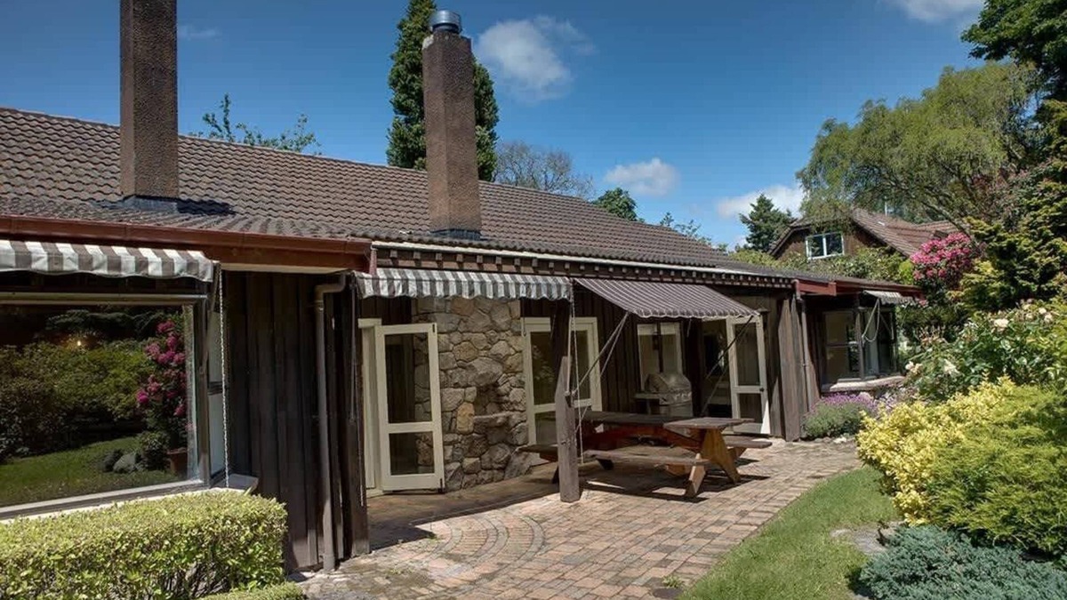 Springfield House | Mountain Bike Manor | Spacious with Spa Pool