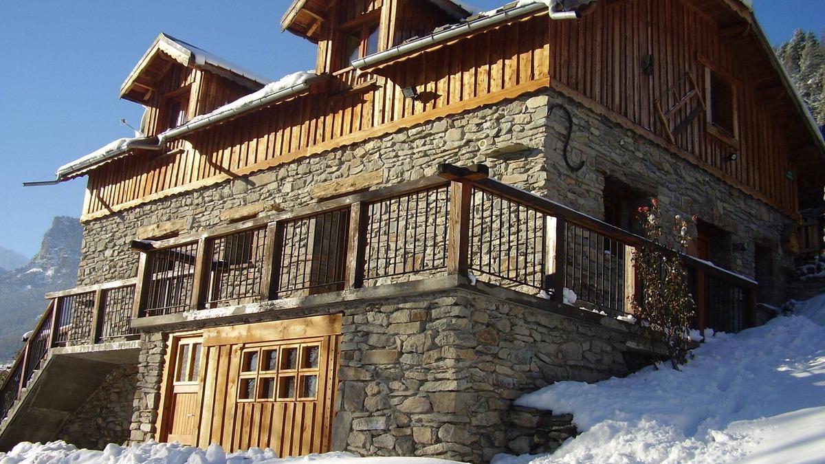 Chateauroux-les-Alpes Ski Chalet | Mountain chalet with sauna and computer near the ski resorts.