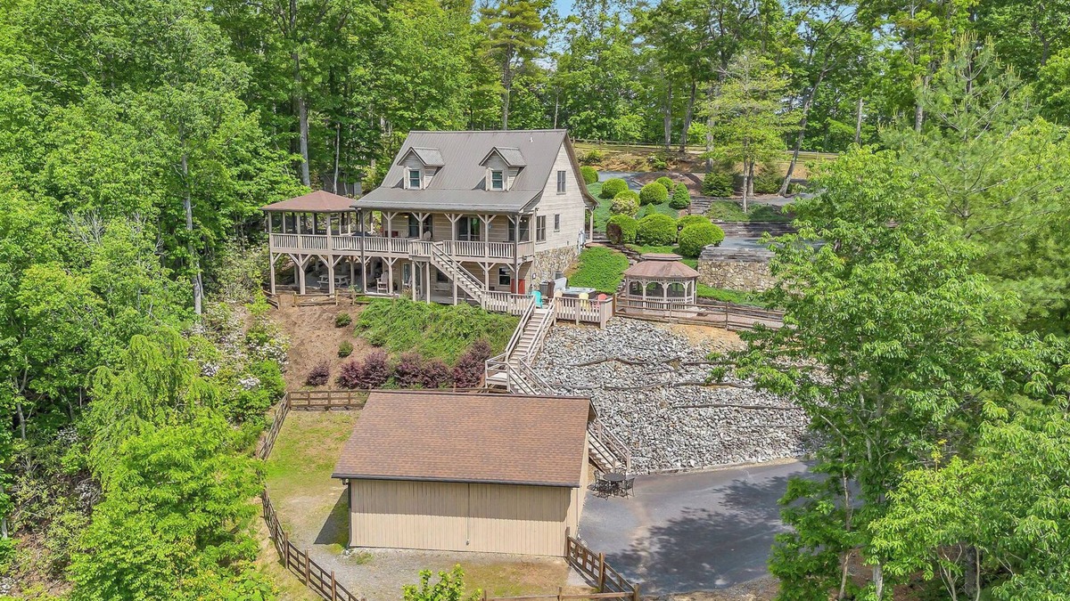 Ferguson Cabin | Mountain Cabin, Screen Porch, Hot Tub, Jacuzzi Tub, WiFi