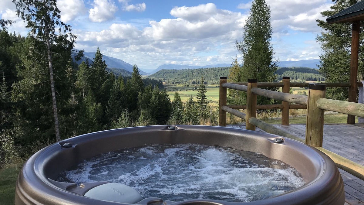 Boundary County Cabin | Mountain cabin with HOT TUB and Amazing View!