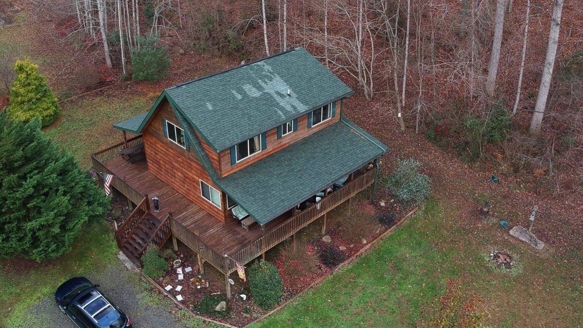 Robbinsville Cabin | Mountain Cabin with Wrap-Around Porch and Creek near the Dragon’s Tail