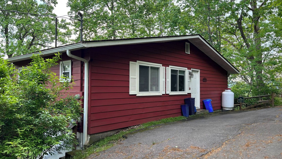Kenilworth Cabin | Mountain Chalet, Close to Downtown, Dog Friendly