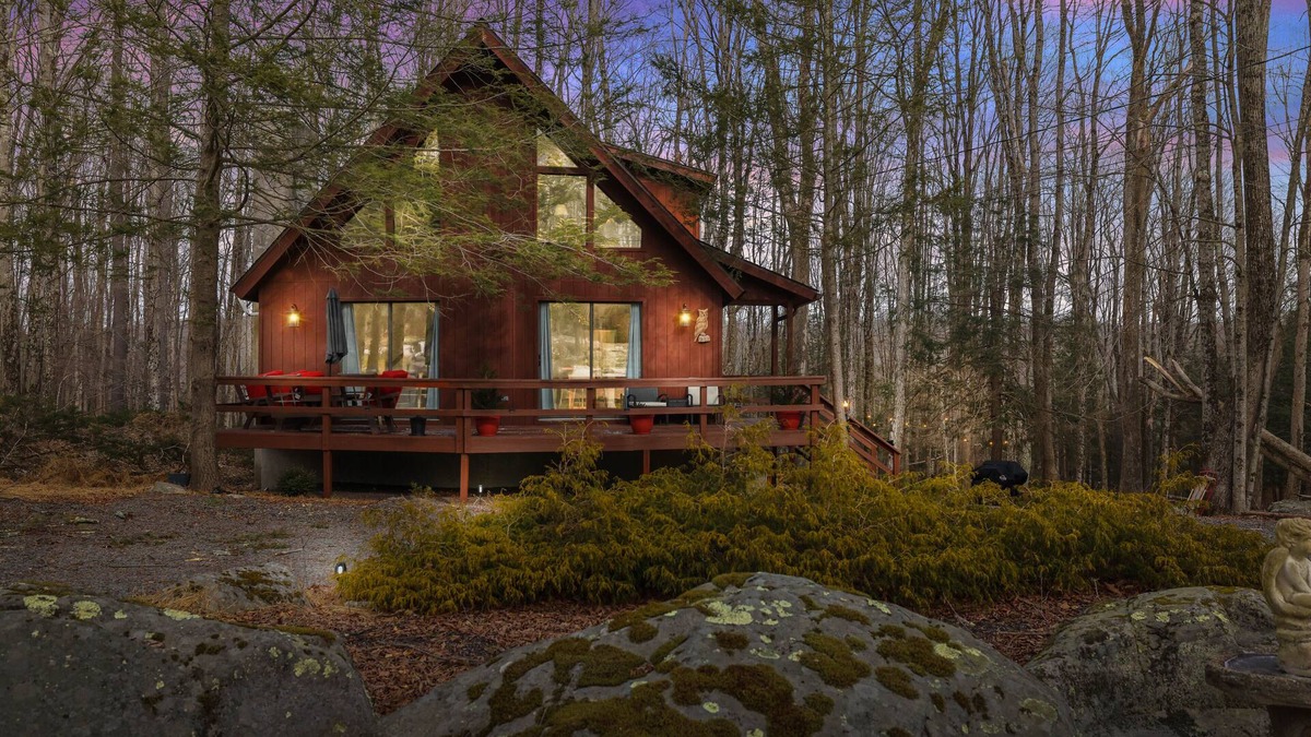 Hamlin House | Mountain Chalet Retreat 4 bedrooms,3 baths,hot tub, sauna, game room, firepit