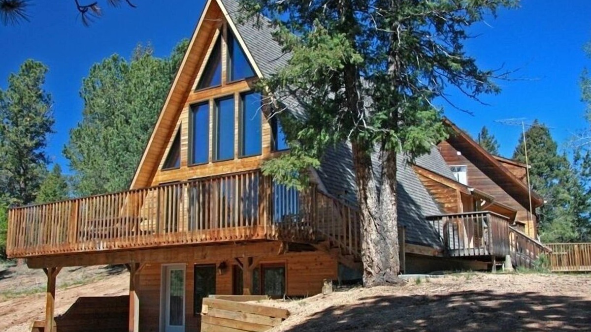 Divide Ski Chalet | Mountain Chalet W/Pikes Peak View, 10 Bdrms.