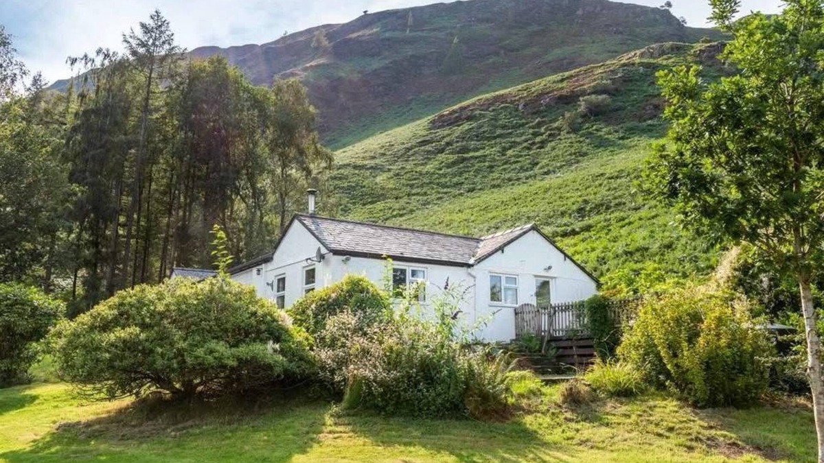 Manesty Cottage | Mountain Cottage at Catbells & Derwent Water Keswick Lake District. Pet Friendly