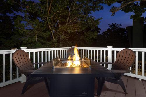 Lampe House | Mountain Creek Cabin - Luxury Lakefront Home - Hot Tub- Pool Table - Movie Theater