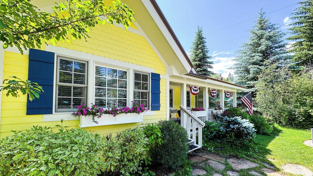 Redstone House | Mountain Daisy Redstone l Newly Remodeled Mountain Getaway