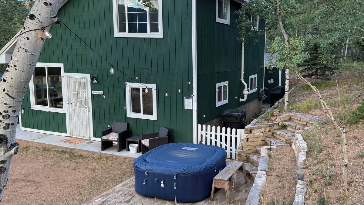 Bailey House | Mountain Escape Cabin with hottub. Pet Friendly!
