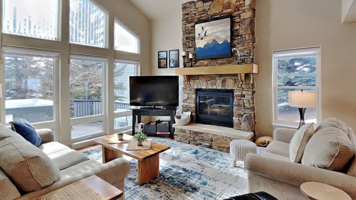 Corinthian Hills House | Mountain Escape: Sunshine, Hot Tub Soaks & Strolls — Dillon Lake Days Await!