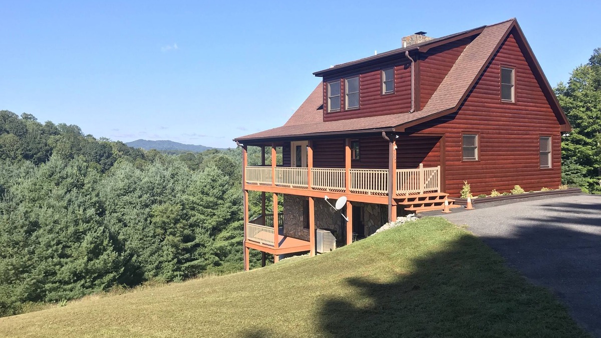 Piney Creek Ski Chalet | Mountain Getaway Chalet by the New River with Sunset Views and deers to feed