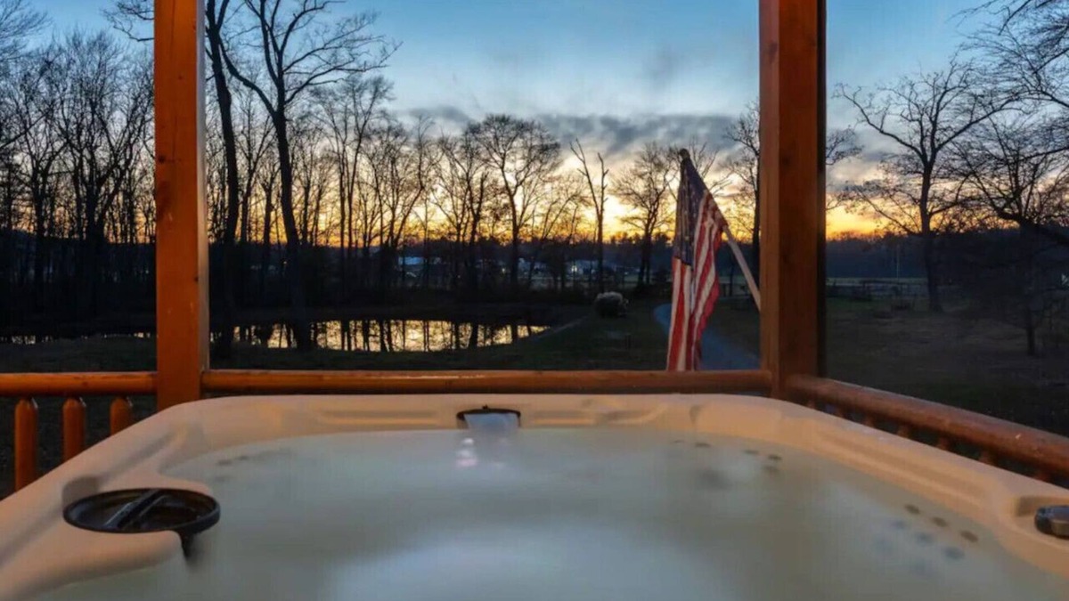 Cross Keys House | Mountain Getaway - Pondside Pet-Friendly Lodge