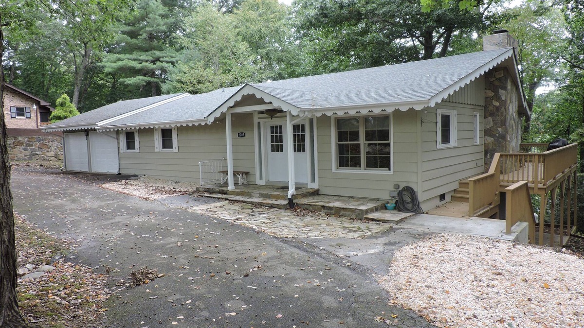 Spruce Pine House | MOUNTAIN GOLF! Charming 3-bedroom house in Spruce Pine with WiFi and AC .