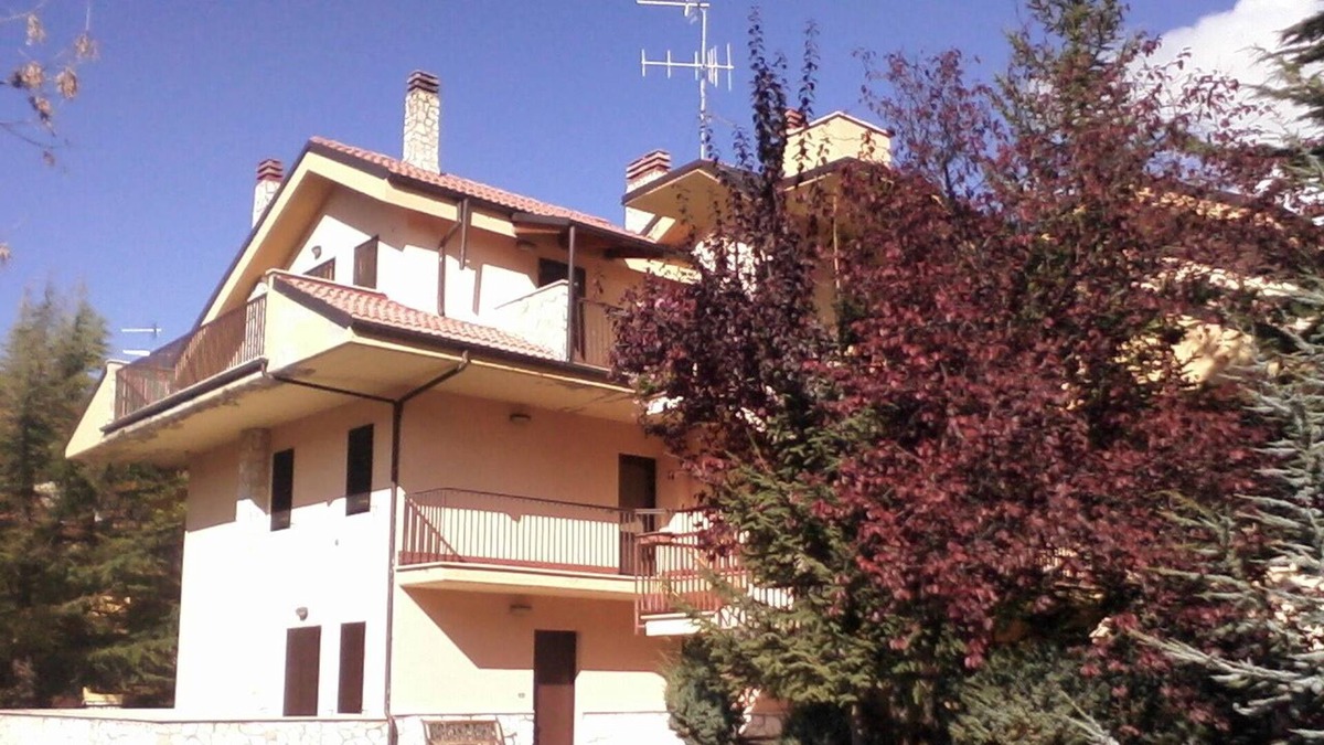 Campo di Giove Apartment | Mountain Holiday House with Garden, Terrace and Fireplace. Views