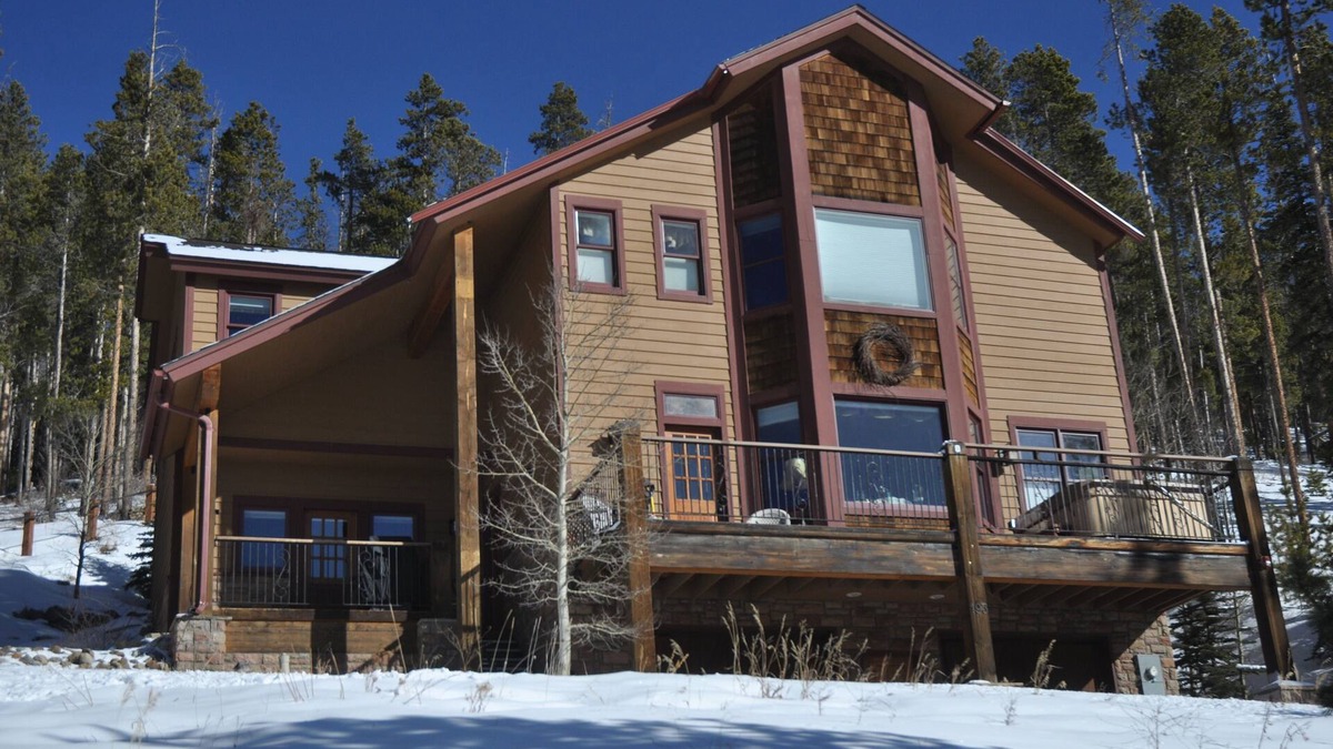 Huron Heights House | MOUNTAIN HOME, 4 MIN TO GONDOLA & TOWN. MAJESTIC VIEWS OF SKI SLOPES. HOT TUB