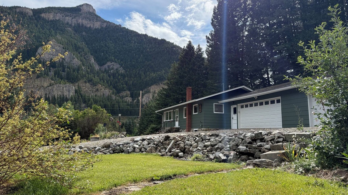 Gallatin Gateway House | Mountain home between Bozeman & Big Sky nnnnnnnnnnnnnnnnnn