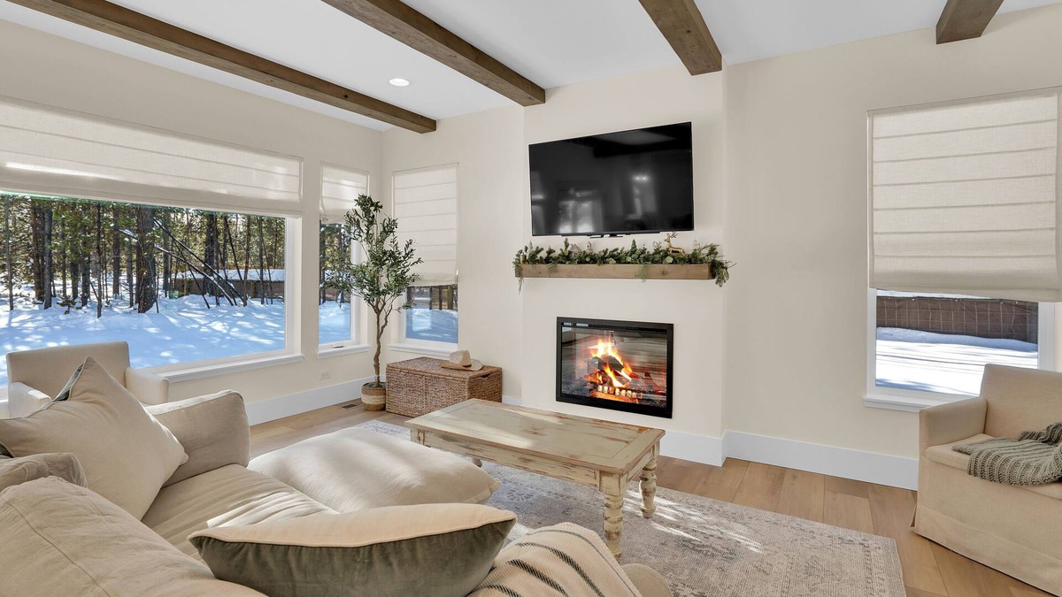 Oregon Water Wonderland House | Mountain Home w/Private Hot Tub & River Access!