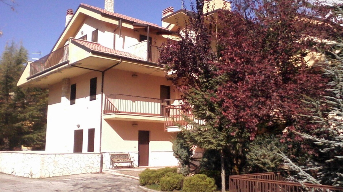 Campo di Giove Cottage | Mountain house covered in wood with fireplace 5 beds
