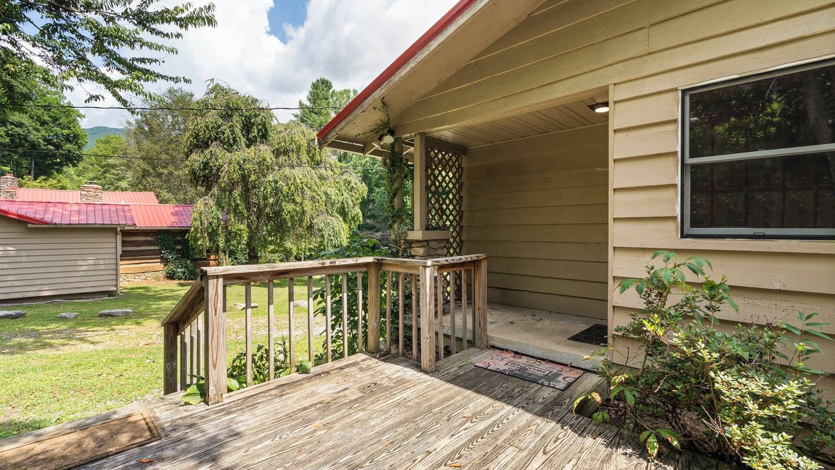 Maggie Valley Cabin | MOUNTAIN JOY COTTAGES #4 - BUTTERFLY