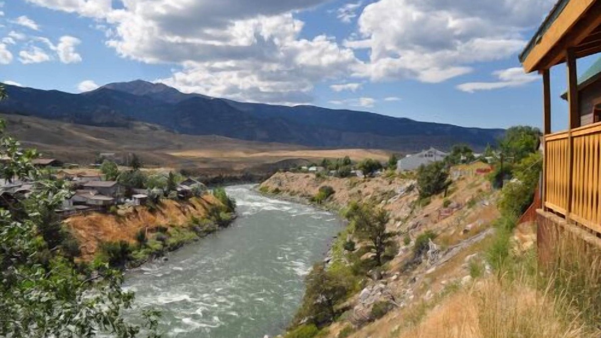Gardiner Cabin | Mountain King Cabin above the Yellowstone River-Six Blocks to Yellowstone Park