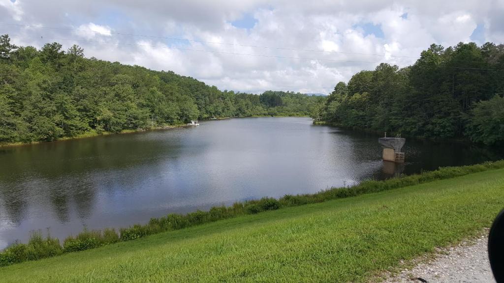 Dawsonville House | Mountain Lake Lodge 2600sq ft house on the lake with boat and 2 kyaks