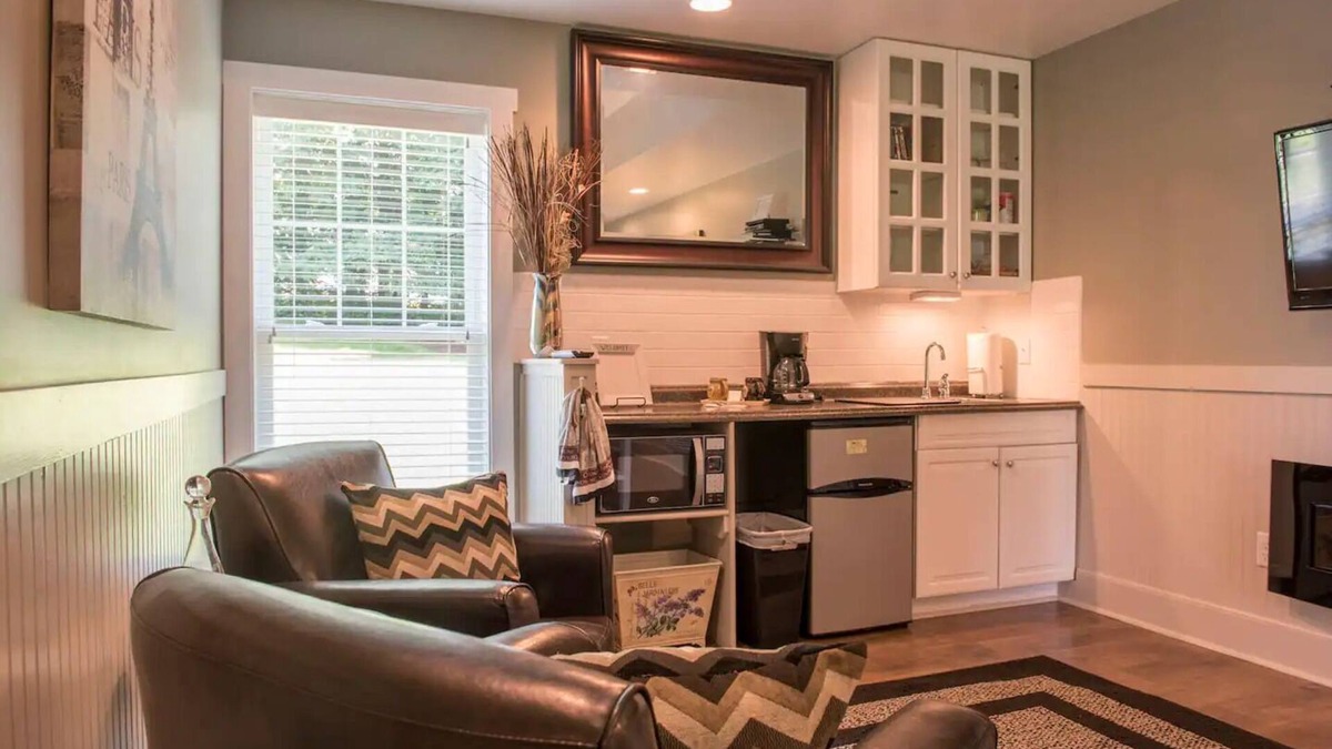 Harrisonburg Apartment | Mountain Laurel Studio - By the Side Of the Road Inn and Cottages
