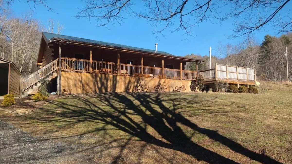 Mountain City Cabin | Mountain Log Home w/Open Floor Plan & Mountain Views