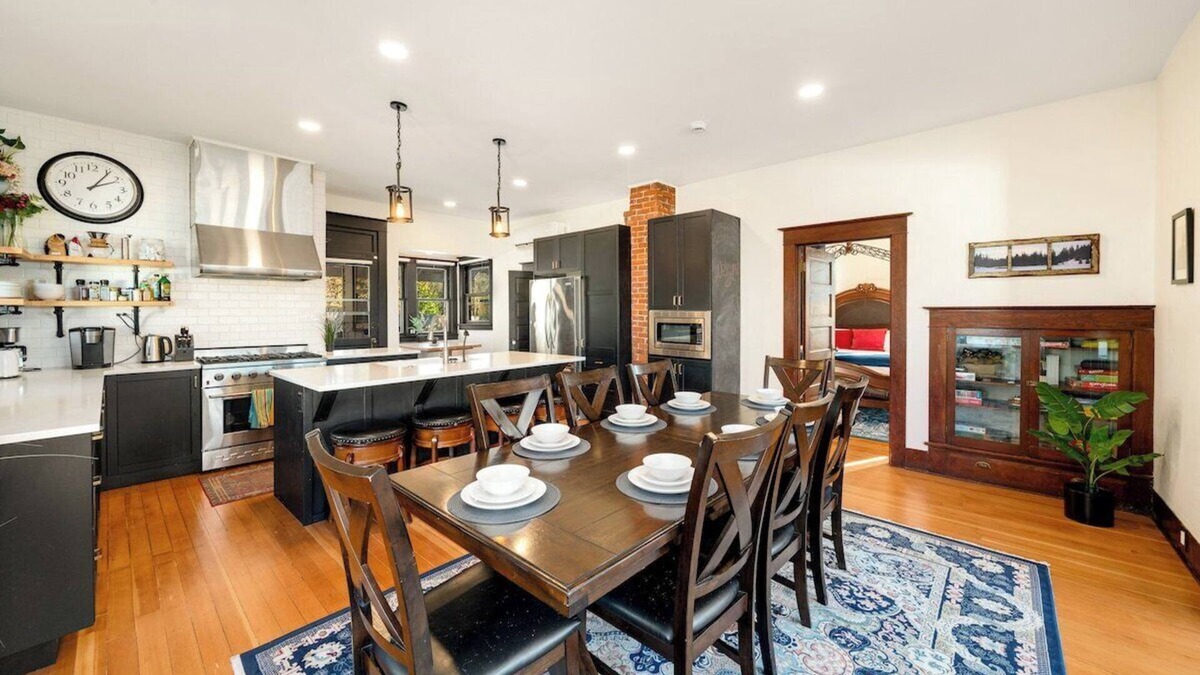 Sandy House | Mountain Manor in Sandy| HotTub |3KingBeds| MtHood