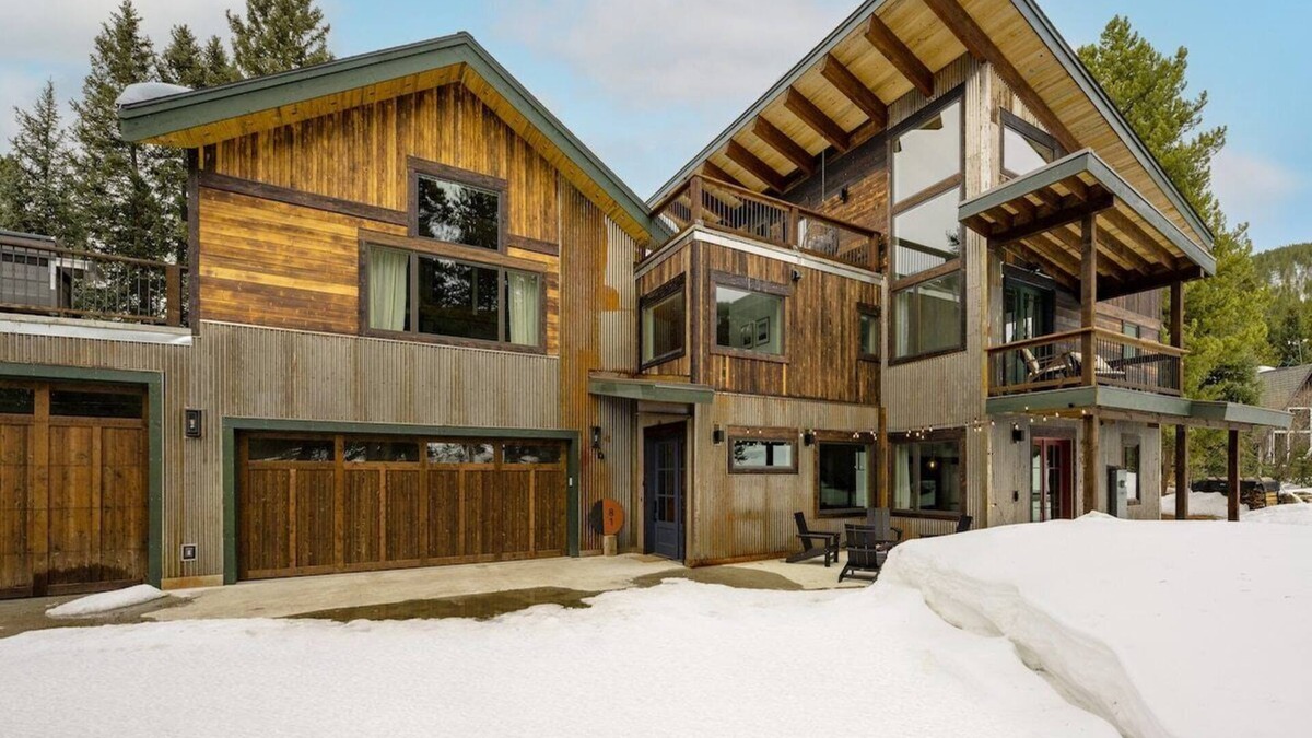 Blue River House | Mountain Manor · Mountain Manor| Luxury Home 5 min to Breck| HotTub