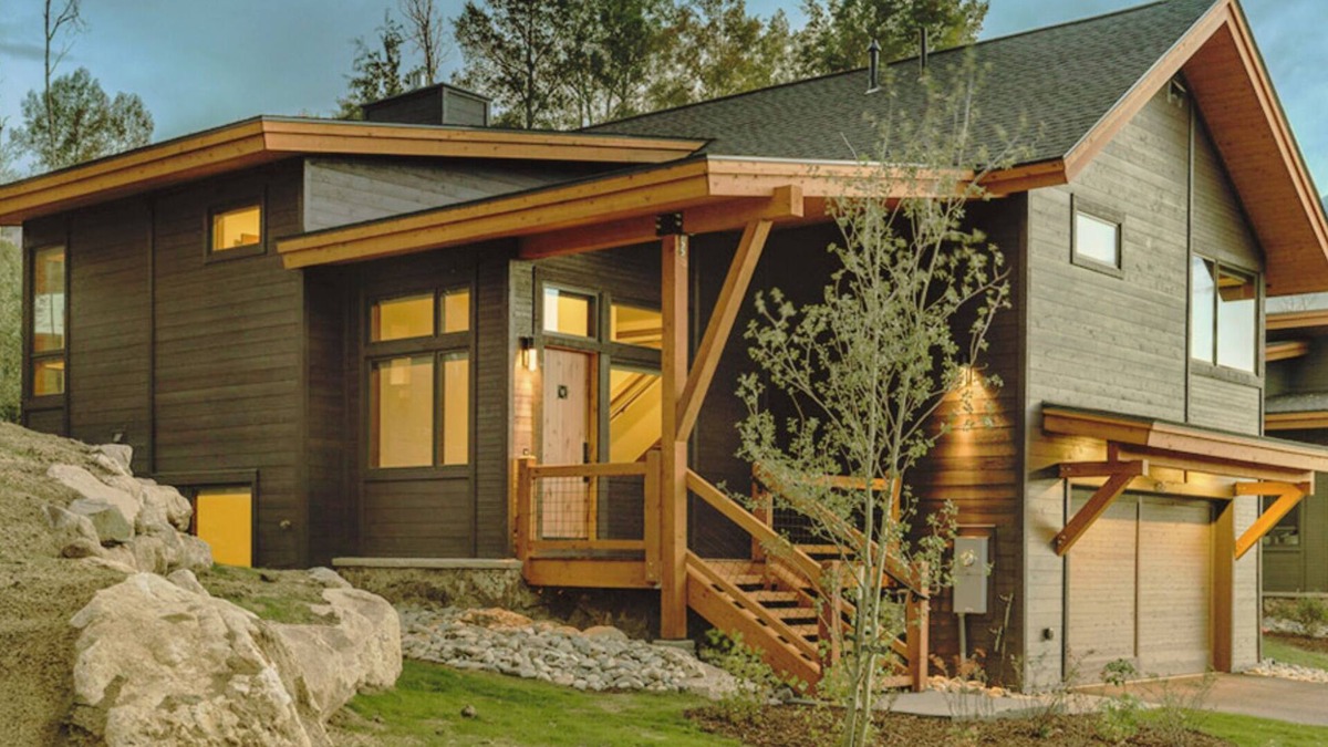 Silverthorne House | Mountain Modern Home in Summit Sky Ranch. Pool, hot tubs, close to skiing