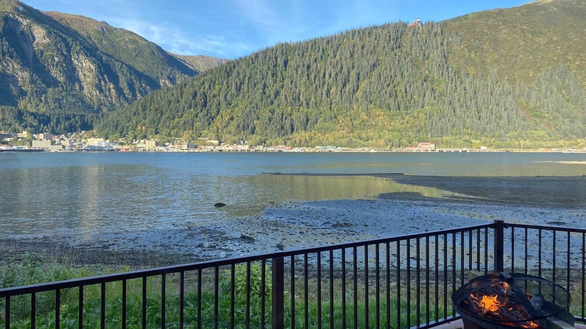 Juneau House | Mountain N' Shores Chalet