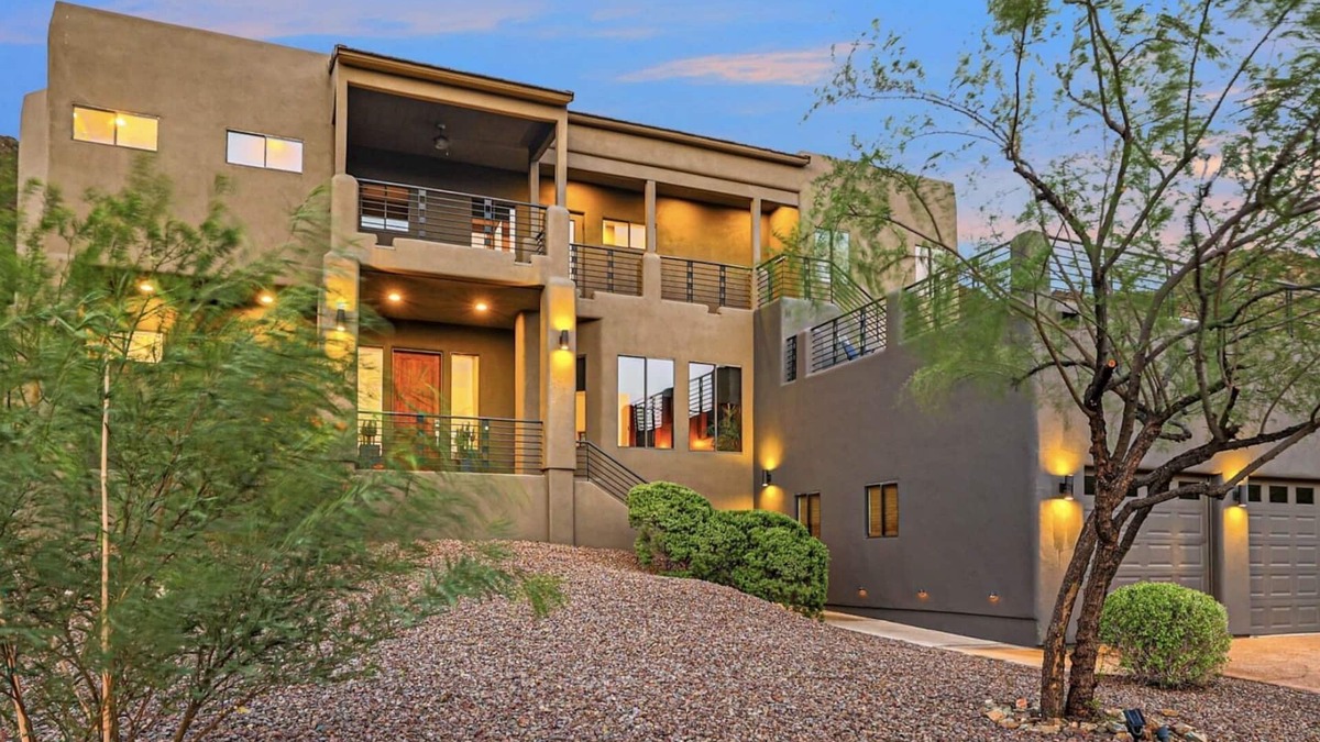 Ocotillo Hills House | “MOUNTAIN OASIS” City Views-Spa-Pool-Hiking-Game room-lots of gathering spaces!