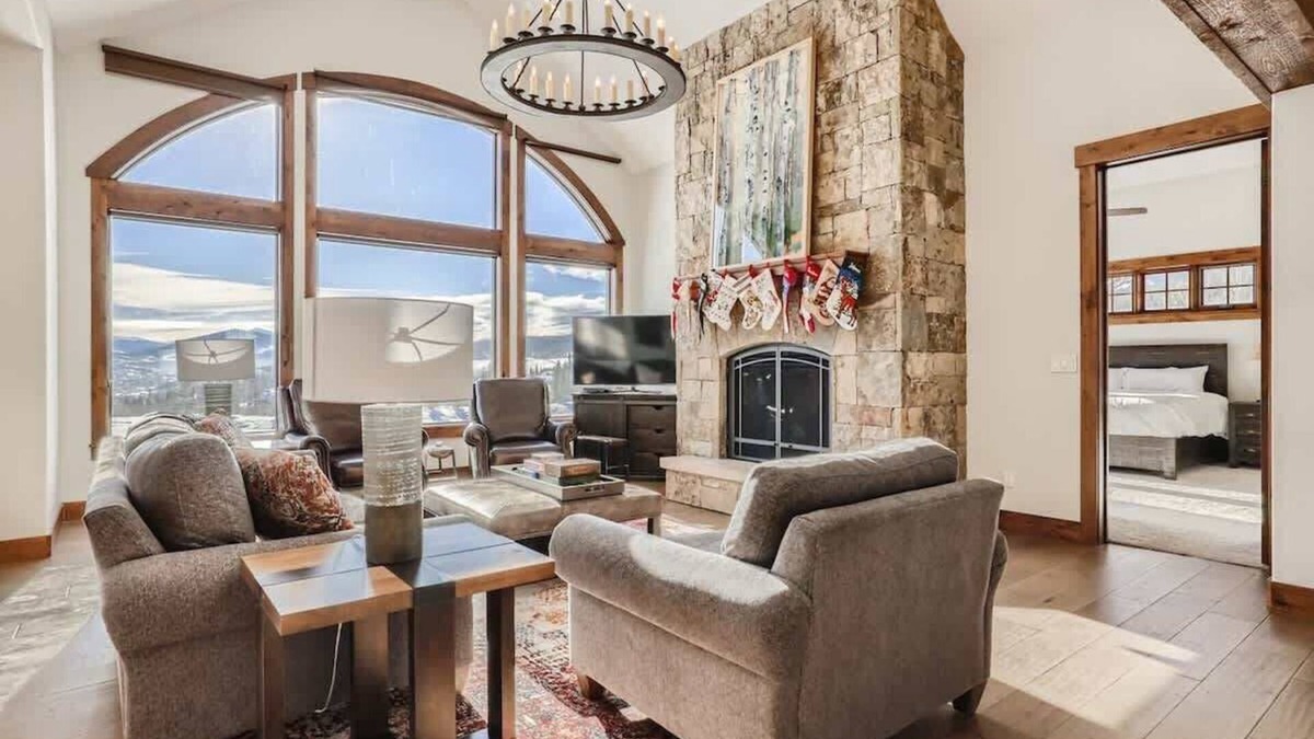 Three Peaks House | Mountain Oasis Family 7 bedroom home with Hot tub!