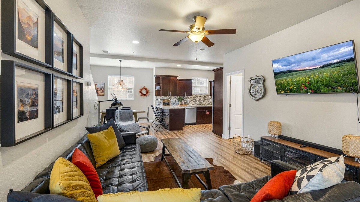 Flagstaff House | Mountain Peaks Getaway | 4BR/4BA | Pet-Friendly | Central AC | Near Downtown & Trails
