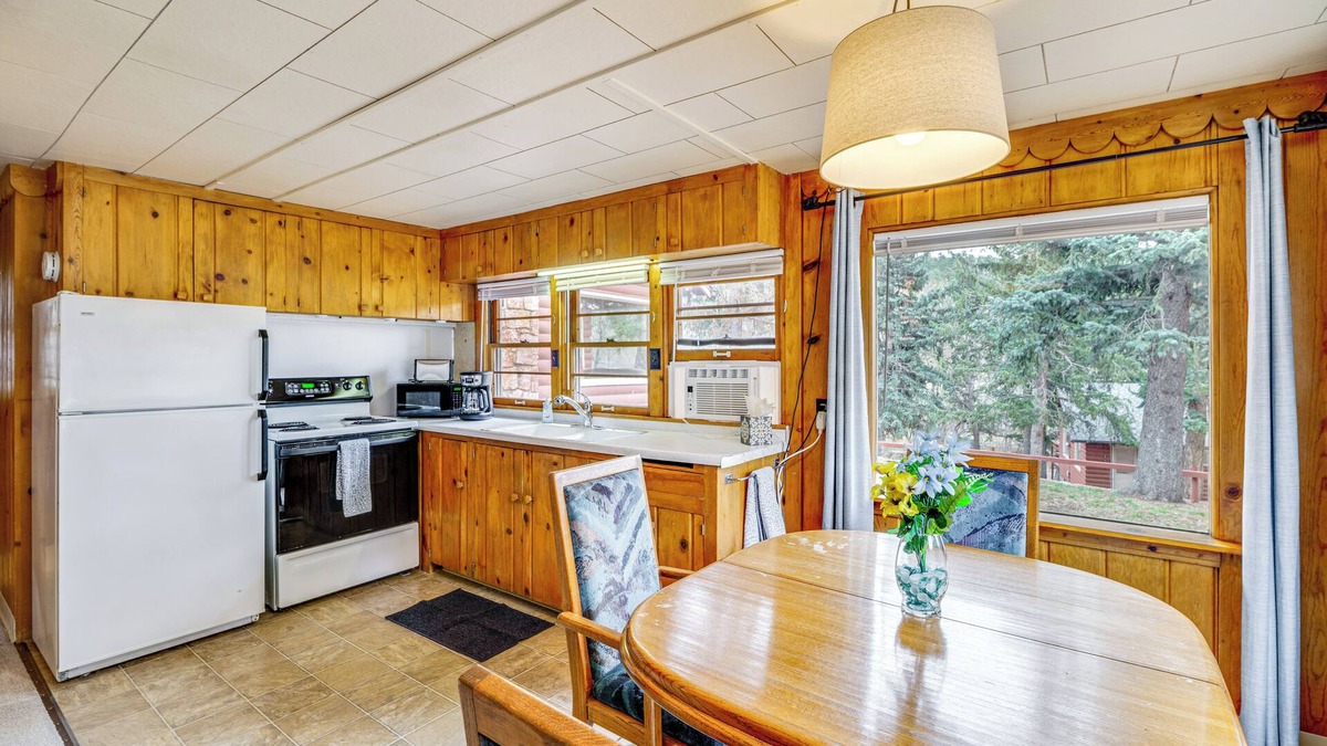 Cascade Cottage | Mountain Retreat at Base of Pikes Peak!