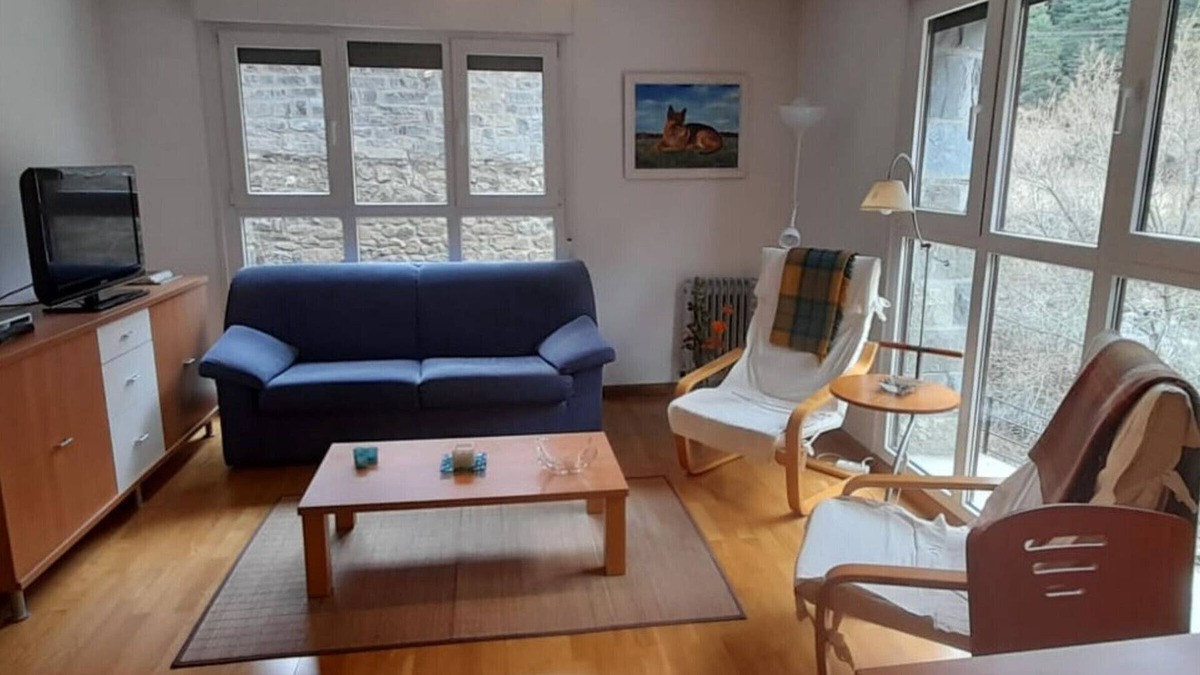 Canfranc Apartment | Mountain Retreat: Cozy 2-Bed Apt, 10 Mins to Ski Slopes