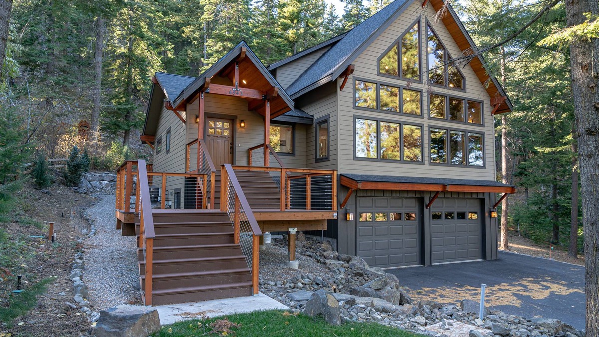 Wenatchee House | Mountain Retreat, steps from Skiing, Mountain Biking, and Hiking