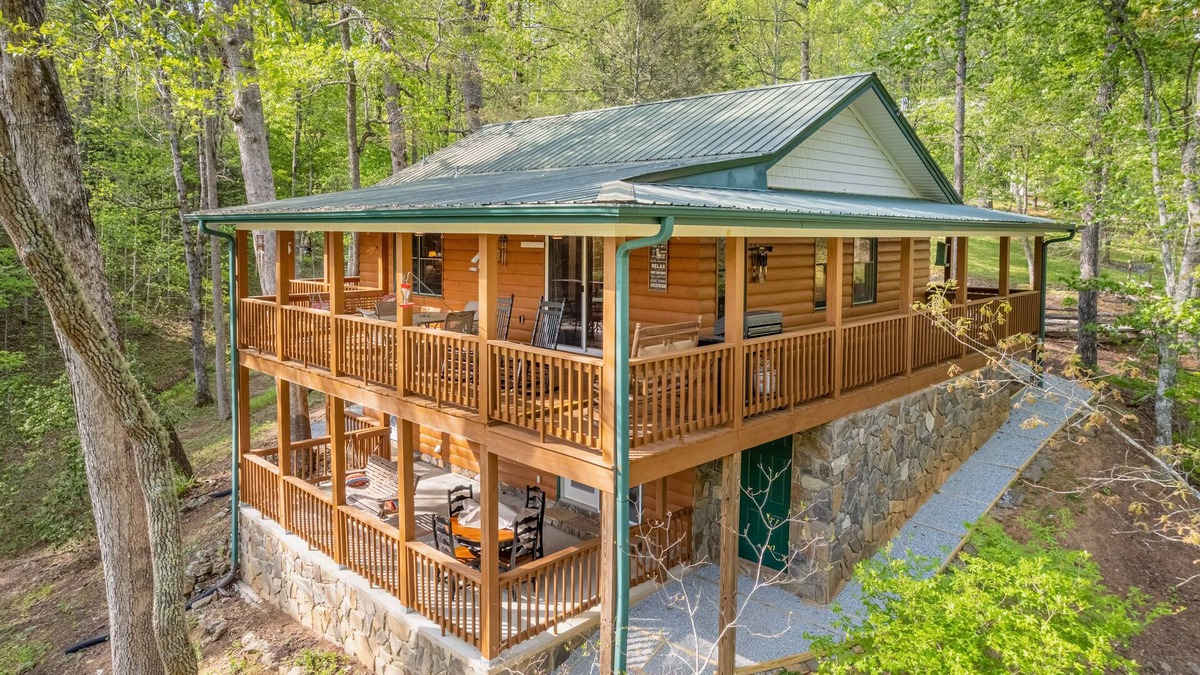Franklin House | Mountain retreat with decks, firepit, pool table, and fireplace - dogs OK