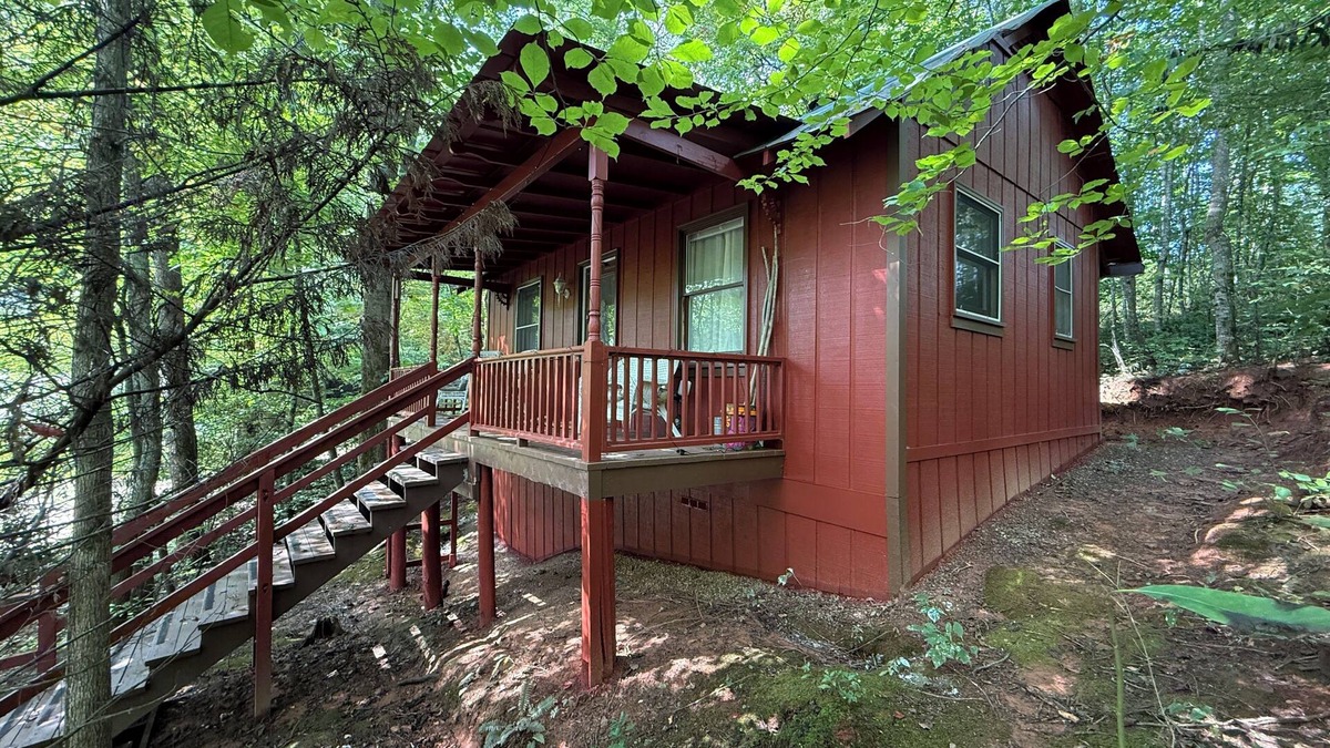 Blairsville Cottage | Mountain Rose Cabin - Fido Friendly Mountain Escape near Helen, & Blue Ridge