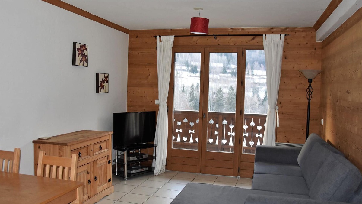 Bozel Apartment | Mountain Style Apartment with Large South-Facing Balcony