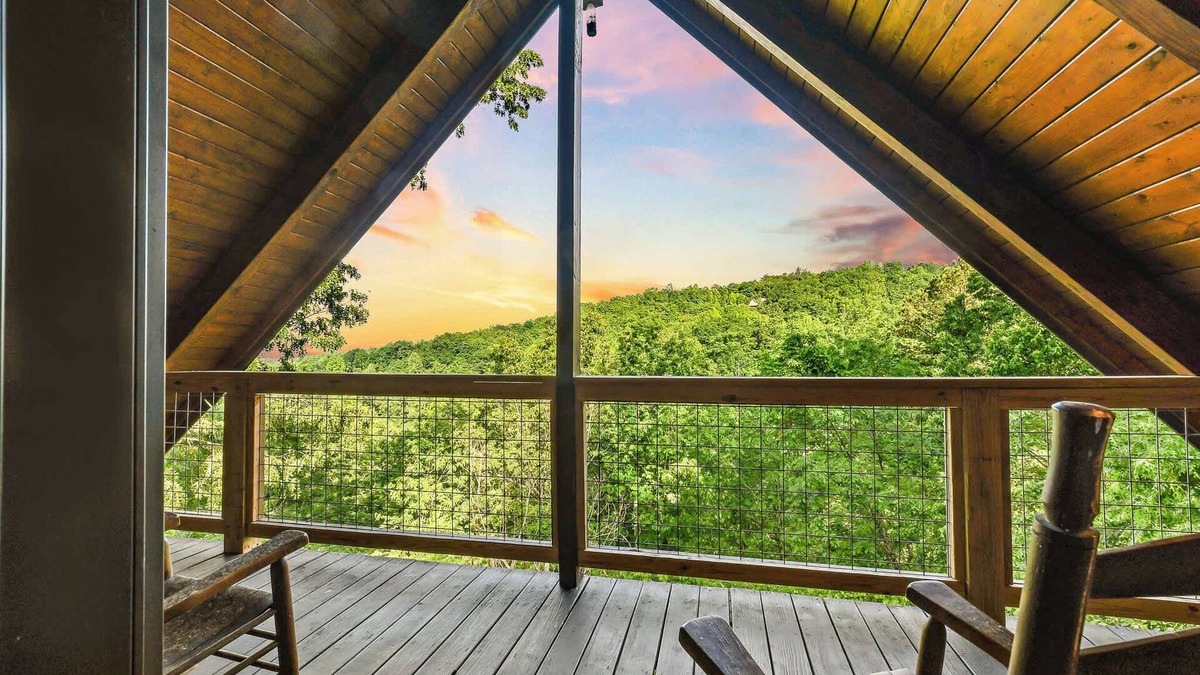 Gatlinburg - Pigeon Forge House | Mountain Top View | Sleeps 11 | Game Room | Pools!