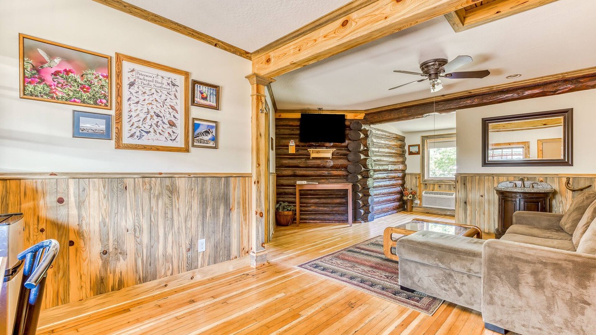White Salmon Cabin | Mountain & valley-view dog-friendly cabin with courtyard, partial AC, and WiFi