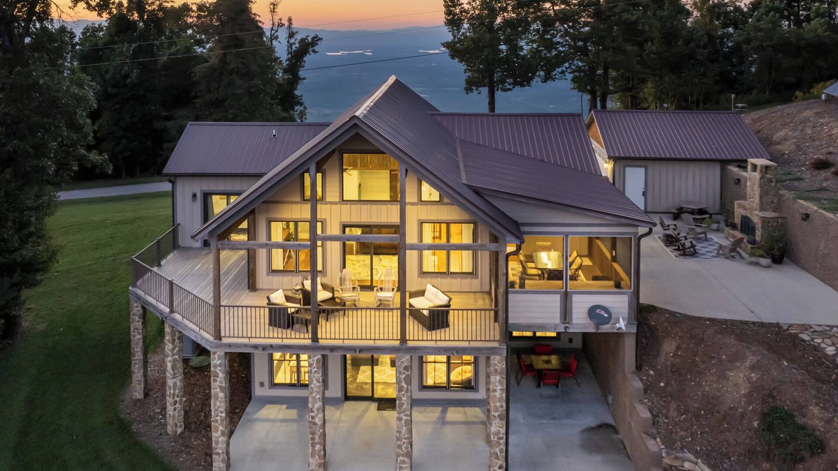 Morganton House | Mountain Vida Vibes is a stunner and only 5 min away from Hidden Hill Venue!