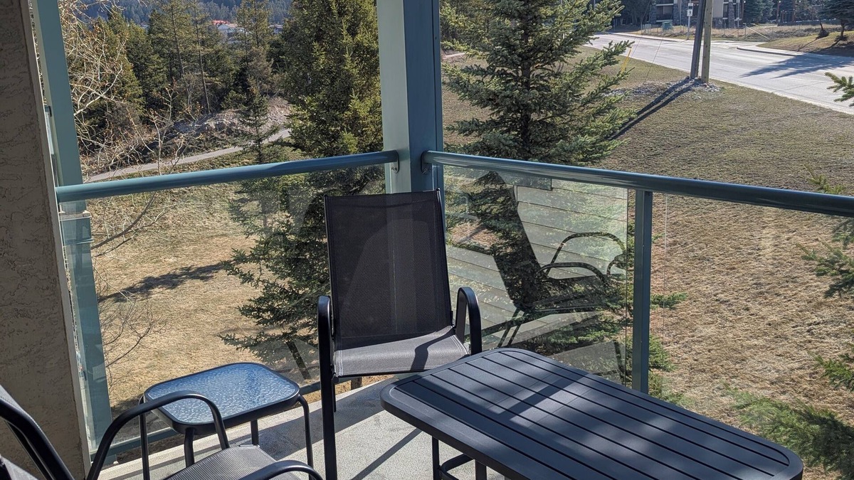East Kootenay Condo | Mountain Views, Pool, Hot Tub! 1500 sqft 2BR + Loft, Penthouse